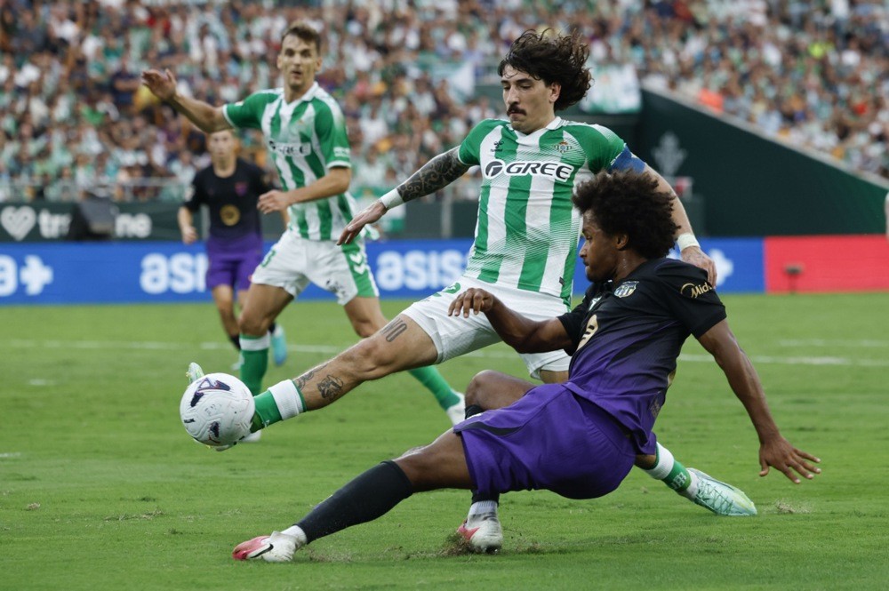 Barca sẵn sàng để Jules Kounde rời đi. Ảnh: EPA.