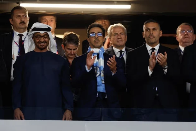 Chủ sở hữu câu lạc bộ Manchester City, Hoàng thân Abu Dhabi Sheikh Mansour bin Zayed Al Nahyan (đứng giữa, quàng khăn) bên cạnh Chủ tịch Khaldoon Al Mubarrak (bên phải) trước trận chung kết Champions League 2023. Ảnh: Tom Jenkins/Getty Images