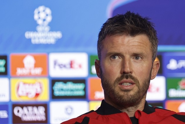 Michael Carrick dành sự tôn trọng cho Cesc Fabregas. Ảnh: EPA/Sergio Perez