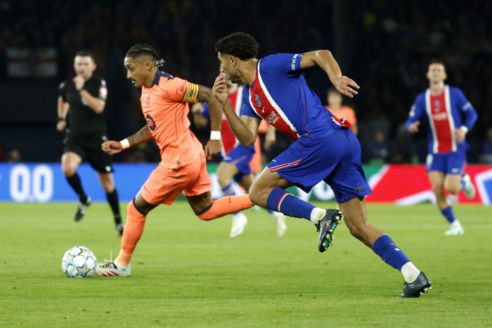 Sự hiện diện của Raphinha nơi trung tâm hàng tiền đạo đã giúp Barca giải quyết gọn bài toán số 9. Ảnh: EPA.