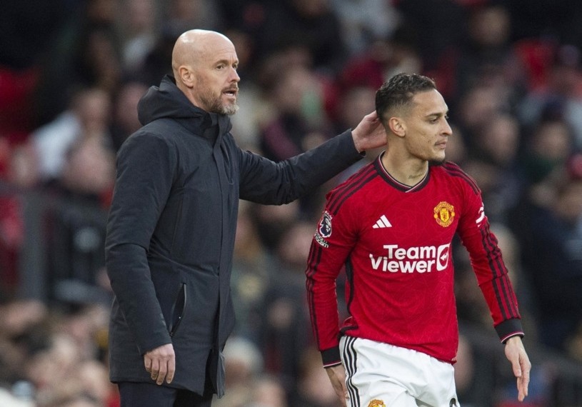 HLV Erik ten Hag và Antony khi cả 2 còn cùng làm việc tại Man Utd. Ảnh: EPA/Peter Powell.