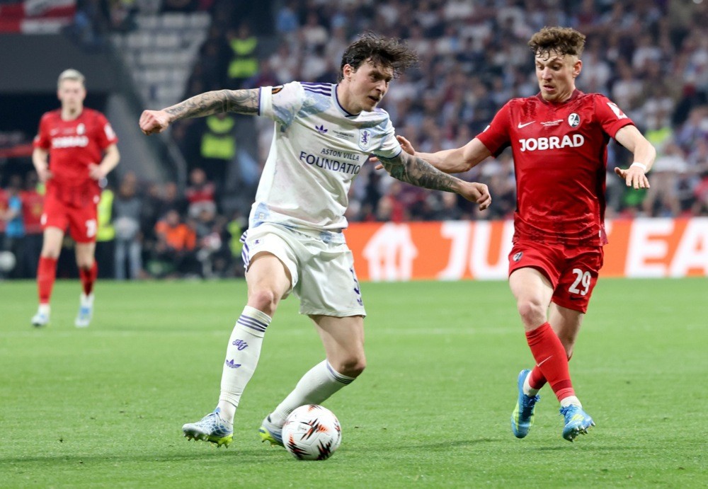 Lindelof (áo trắng) đang là trụ cột không thể thay thế tại Aston Villa. Ảnh: EPA Images.