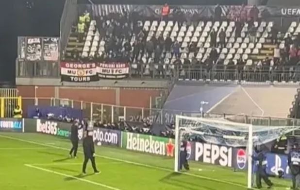 CĐV Quỷ đỏ bỏ về sớm sau trận thua muối mặt của đội nhà. Ảnh: Sunsport.