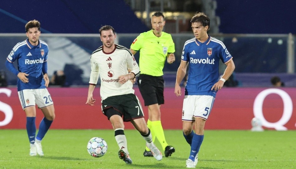Man Utd phơi áo 1-4 trước Como. Ảnh: EPA.
