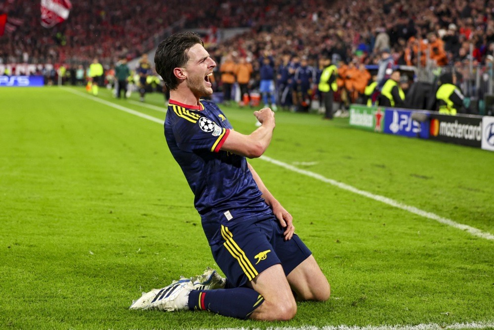 Declan Rice tỏa sáng để giúp cho Arsenal giật lại 1 điểm ngay tại Allianz Arena. Ảnh: EPA>