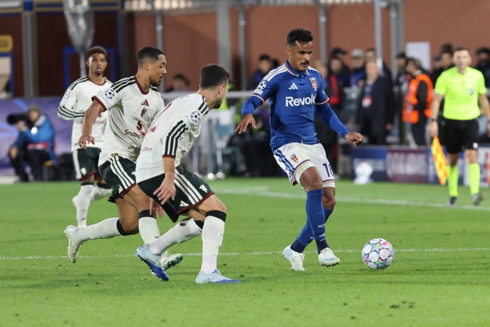 Noussair Mazraoui – 5,3. Dù góp mặt trong 11 pha giải nguy, hậu vệ này vẫn thiếu sự bình tĩnh thường thấy khi xử lý bóng.