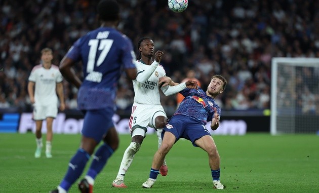 Eduardo Camavinga - 6.9: Mỏ neo quan trọng giúp Real Madrid làm chủ 64% thời lượng kiểm soát bóng. Khả năng thu hồi bóng và chuyển đổi trạng thái của anh tạo bệ phóng cho hàng công thăng hoa. (Ảnh: EPA Images)