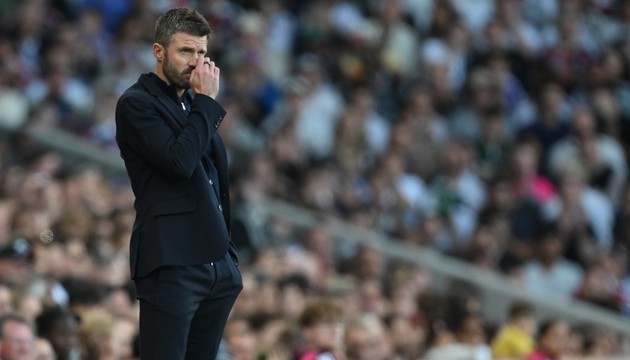 Carrick bất lực nhìn dàn sao Man United thi đấu thiếu quyết tâm. Ảnh: EPA