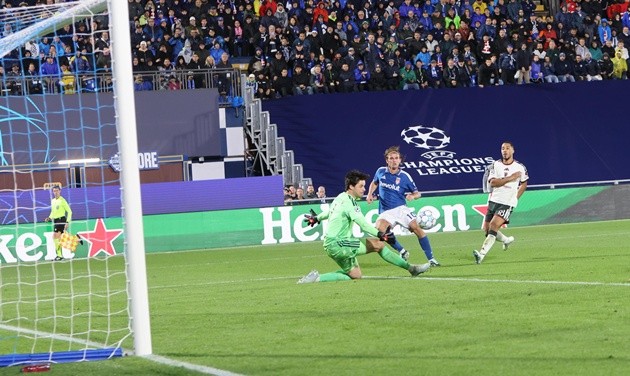 Paz tỏa sáng trước Man Utd. (Ảnh: EPA Images)