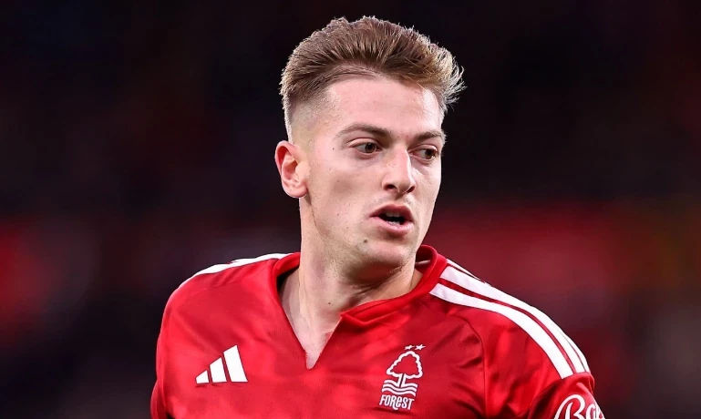 Liam Delap là ngòi nổ nguy hiểm của Nottingham. Ảnh: EPA.