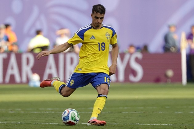 Arsenal và Manchester United dành sự quan tâm cho . Ảnh: EPA/SHAWN THEW