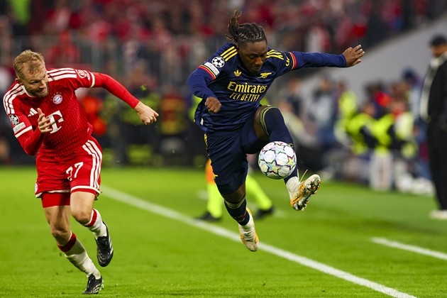 Eberechi Eze tỏa sáng trong trận đấu với Bayern Munich. Ảnh: EPA/ANNA SZILAGYI