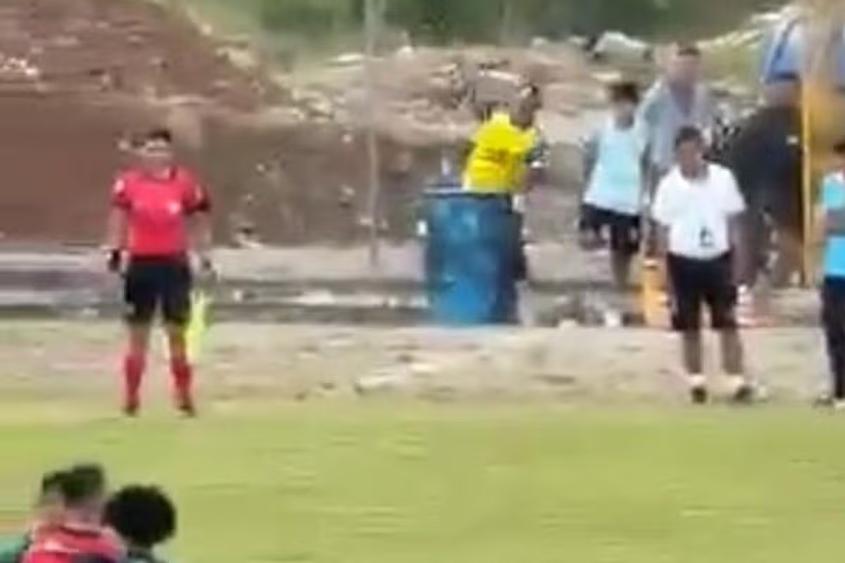 Jhon Perlaza ném đá vào trọng tài biên từ phía sau thùng phuy. Ảnh chụp màn hình.