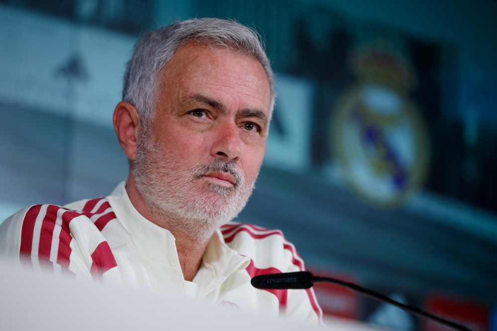 Jose Mourinho bị tố chơi đòn tâm lý chiến trước Siêu kinh điển. Ảnh: EPA/Daniel Gonzalez.