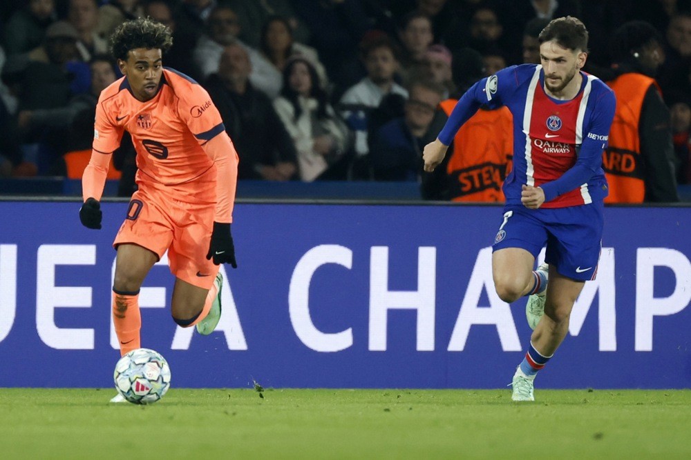 Kvaratskhelia dính chấn thương trong ngày PSG đánh bại Barca. Ảnh: EPA.