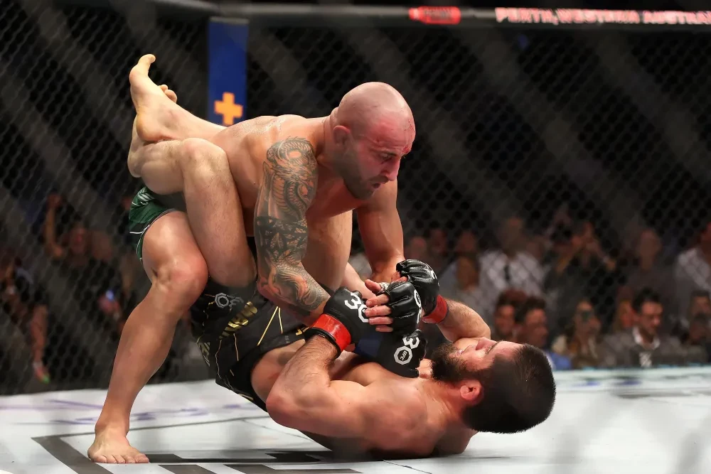 Alexander Volkanovski đấu với Islam Makhachev