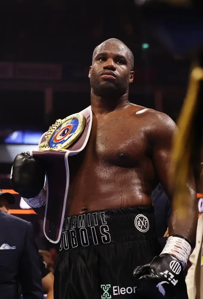 Daniel Dubois trong trận đấu với Fabio Wardley