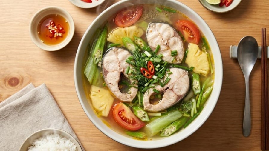 Người ta thường nấu canh cá bằng nước nóng để giảm độ tanh.