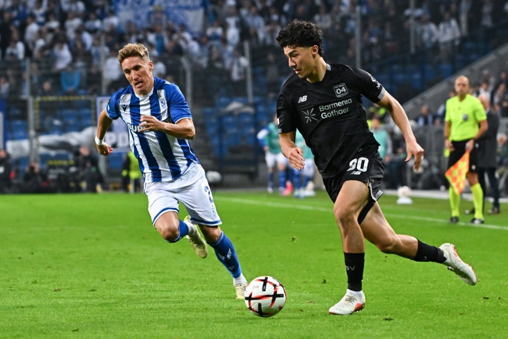 Maza (bên phải) được PSG nhắm đến để khoả lấp khoảng trống của Kvaratskhelia. Ảnh: EPA Images.