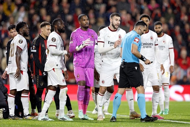 Mike Maignan dính thẻ đỏ từ sớm khiến AC Milan gặp khó. Ảnh: EPA/DAVID CLIFF