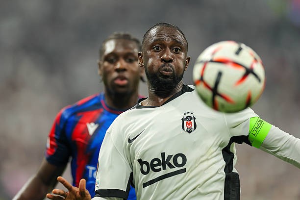  Wilfred Ndidi giúp Bekistas có bàn mở tỷ số. Ảnh:  Wilfred Ndidi 