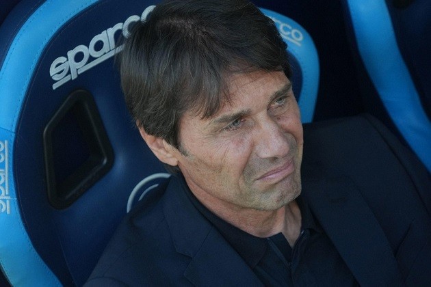 Conte có thể ngồi vào ghế nóng ở Old Trafford. Ảnh: EPA.