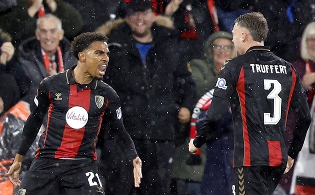 Bournemouth thể hiện sức mạnh vượt trội so với Milan. Ảnh: EPA.