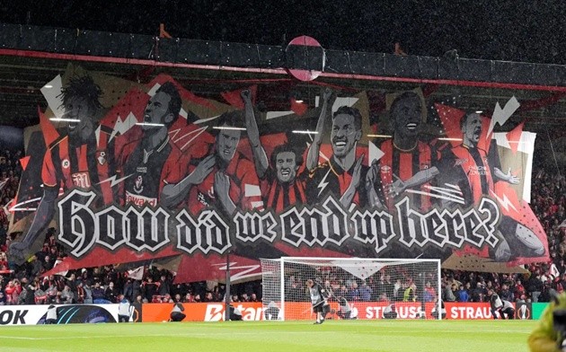 CĐV Bournemouth chế nhạo AC Milan. (Ảnh: Jack Rosser/The Sun)