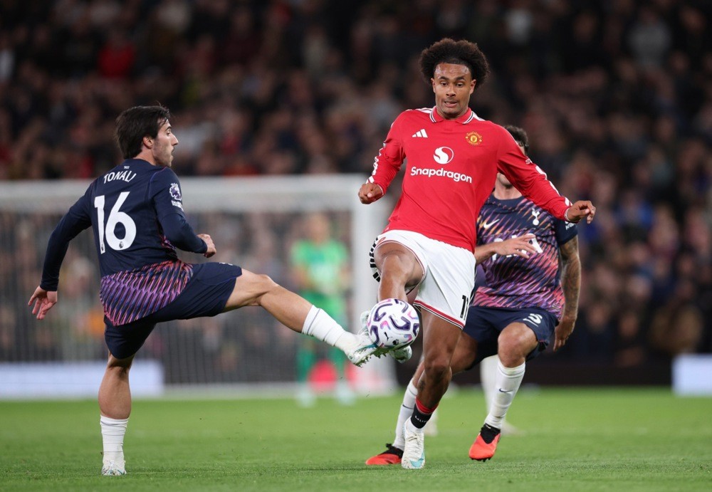 Joshua Zirkzee không thích nghi tốt với môi trường Ngoại hạng Anh. Ảnh: EPA.