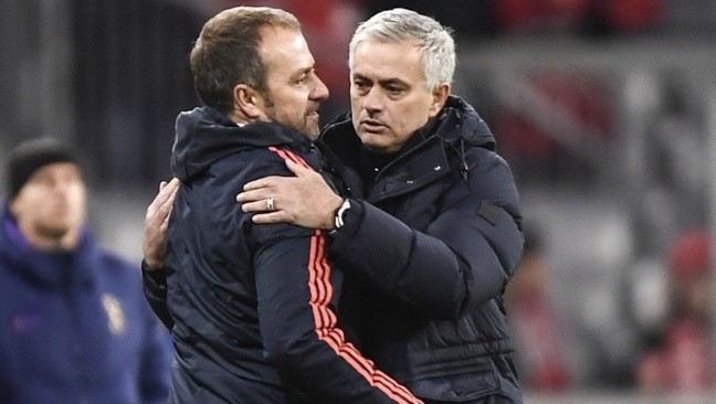 Cuộc đấu trí giữa Flick và Mourinho ở Siêu kinh điển. Ảnh: EPA.