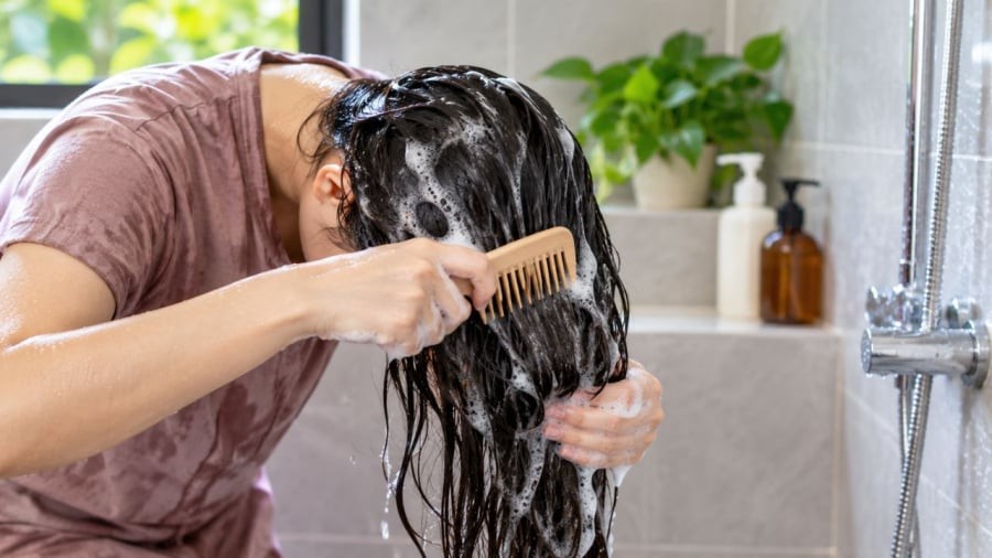 Có nên chải tóc khi đang gội đầu?