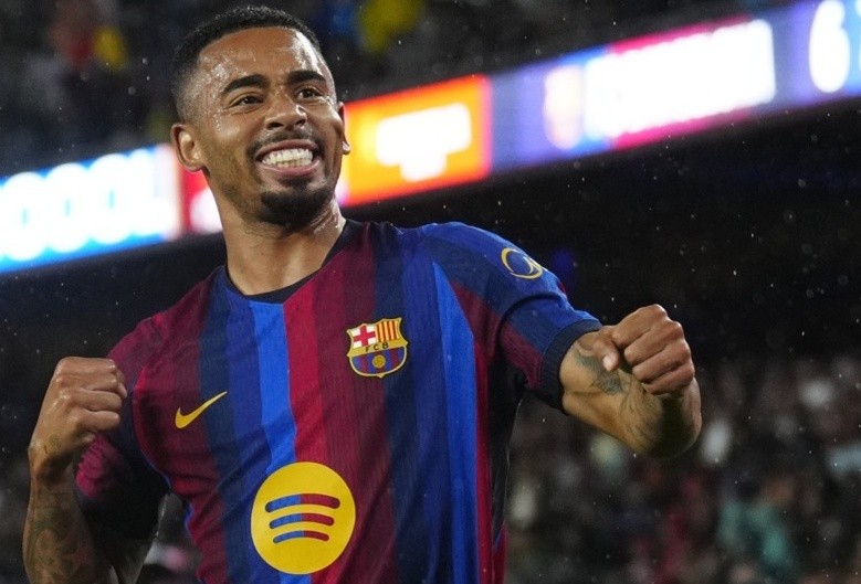 Jesus hòa nhập nhanh ở Barca. Ảnh: EPA.