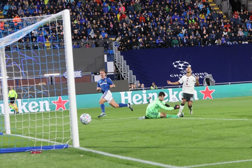 Nico Paz xé lưới Man Utd. Ảnh: EPA.