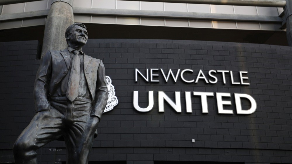 Tượng Bobby Robson bên ngoài sân St James' Park. Ảnh: EPA.