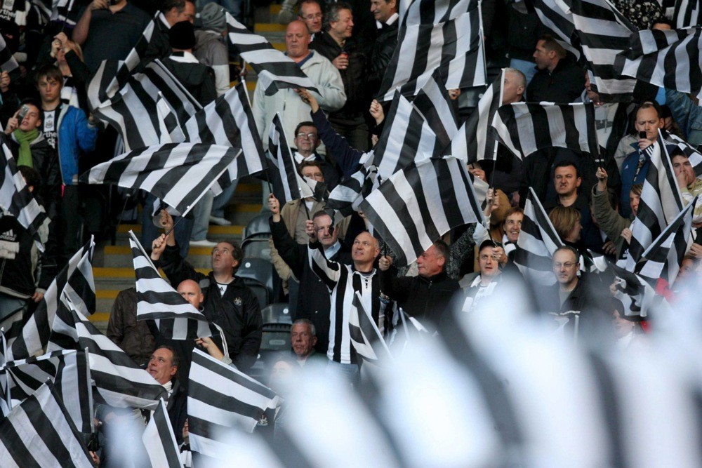 CĐV Newcastle và màu cờ sọc đen trắng đặc trưng. Ảnh: EPA.