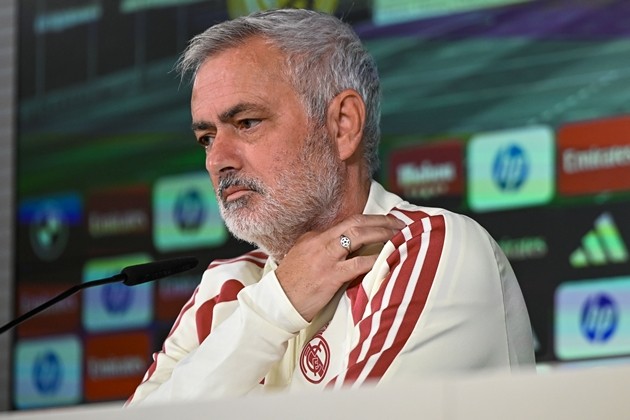 Jose Mourinho bình thản dù Real Madrid bị đánh giá thấp hơn Barca. Ảnh: EPA/FERNANDO VILLAR