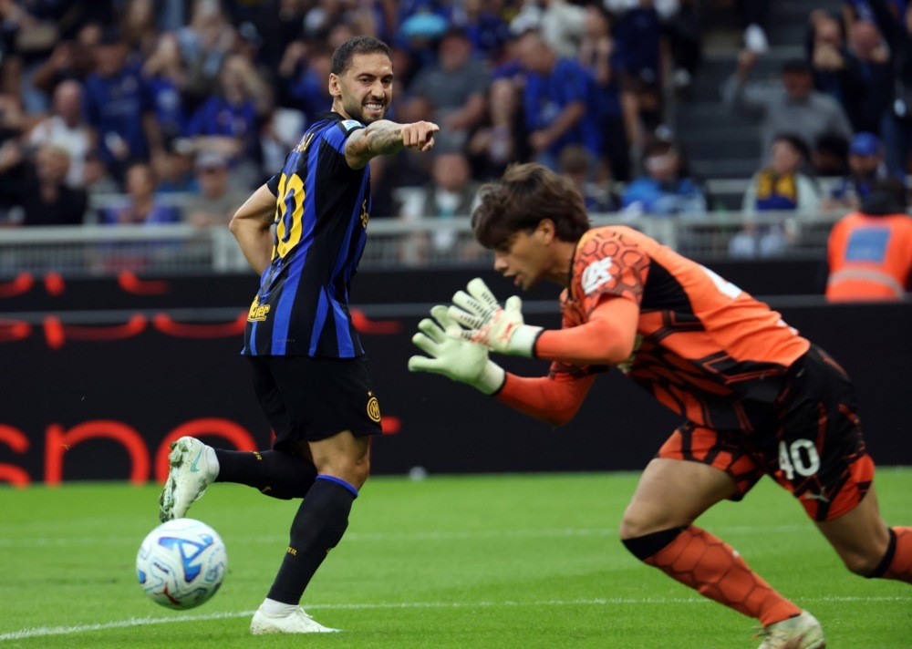 Hakan Calhanoglu là trụ cột của Inter. Ảnh: EPA.