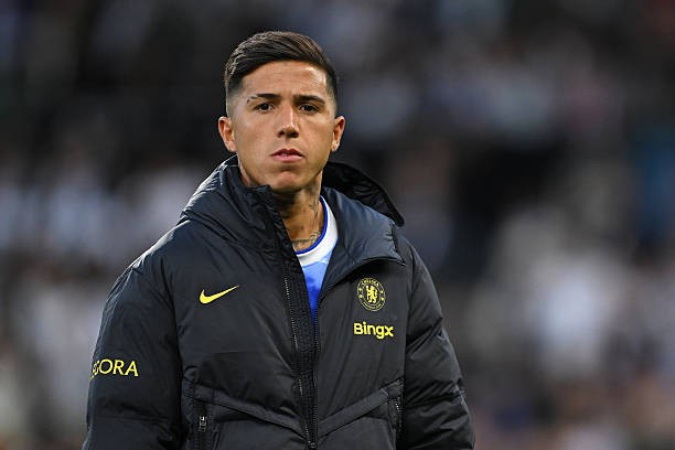 Enzo Fernandez: 6.4 điểm. Vẫn đóng vai trò trạm trung chuyển bóng của Man City nhưng tiền vệ người Argentina không thể tạo nên khác biệt tại Villa Park. Ảnh: 
