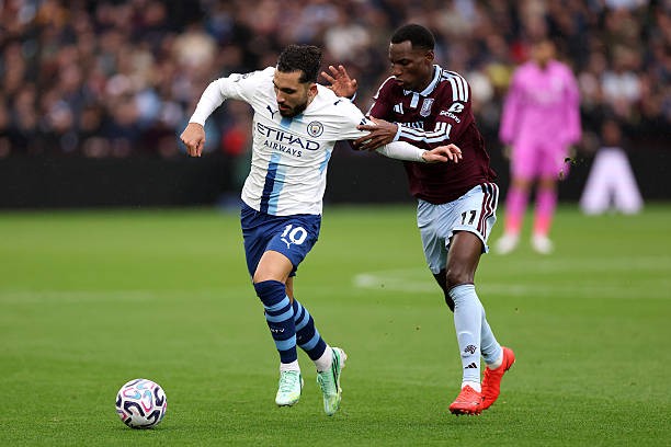 Rayan Cherki: 5.3 điểm. Gặp nhiều khó khăn trước hệ thống phòng ngự của Aston Villa và bị thay ra ngay đầu hiệp 2 để nhường chỗ cho Phil Foden. Ảnh: 