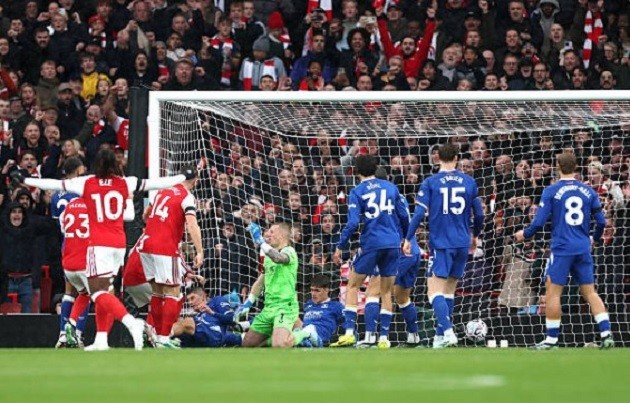 Arsenal tận dụng tình huống đá phạt góc lộn xộn để ghi bàn. Ảnh: EPA.