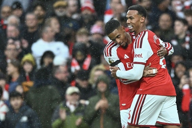 Hai trung vệ của Arsenal chơi cực kỳ ấn tượng. Ảnh: EPA.
