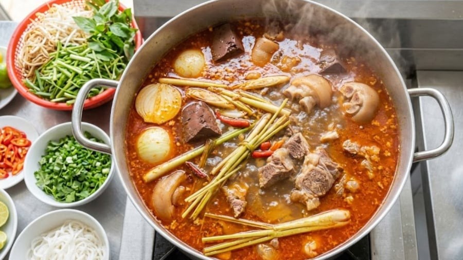 Bạn cần hầm xương bò nhỏ lửa để có phần nước dùng có vị ngọt tự nhiên.