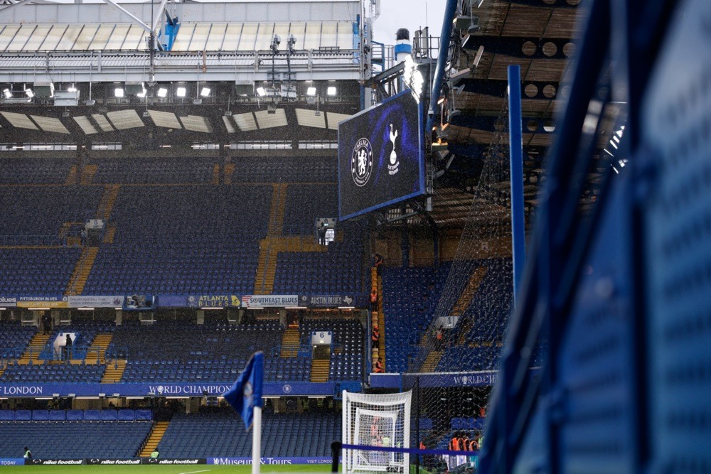Trời đổ mưa lớn trước thềm trận derby thành London giữa Chelsea và Tottenham Hotspur. Ảnh: EPA/David Cliff.