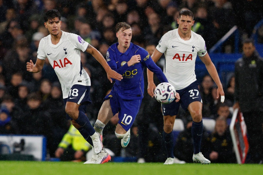 Cole Palmer gây thất vọng trong trận thua Tottenham. Ảnh: EPA/David Cliff.