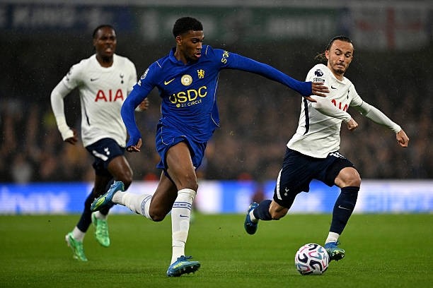 Josh Acheampong (5.9) - Đây là lần thứ ba liên tiếp Acheampong đá chính ở giải đấu. Anh thực hiện một vài pha đột phá mạnh mẽ quen thuộc của mình với bóng. Tuy nhiên, Spurs đã gây ra rất nhiều khó khăn bên cánh phải của Chelsea. Ảnh: Darren Walsh/Chelsea FC via Getty Images.
