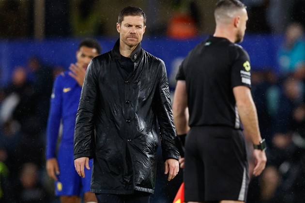 Xabi Alonso bảo vệ Mike Penders sau trận thua của Chelsea. Ảnh: EPA/DAVID CLIFF