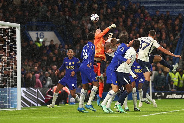 Mike Penders mắc sai lầm khiến Chelsea thua trận. Ảnh: Shaun Brooks/Getty Images)