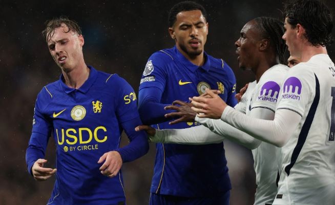 Cole Palmer (left) was sent off after a late challenge on Conor Gallagher Ảnh: Getty Images/Steve Bardens