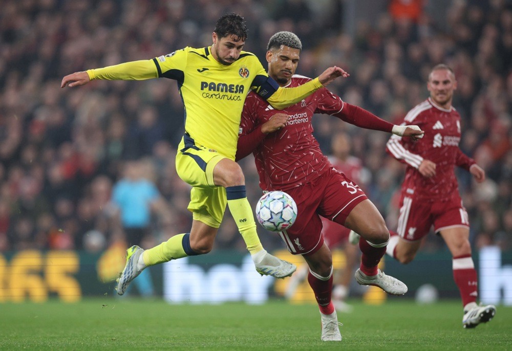 Araujo đã được yêu mến ở Liverpool. Ảnh: EPA.