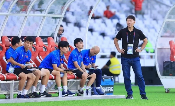 HLV Kim Sang Sik đối mặt với bài toán nan giải nơi tuyến giữa. Ảnh: VFF.